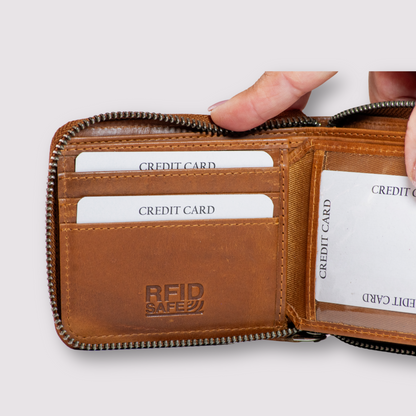 Cartera Zipper de Cuero Camel – Estilo Clásico –