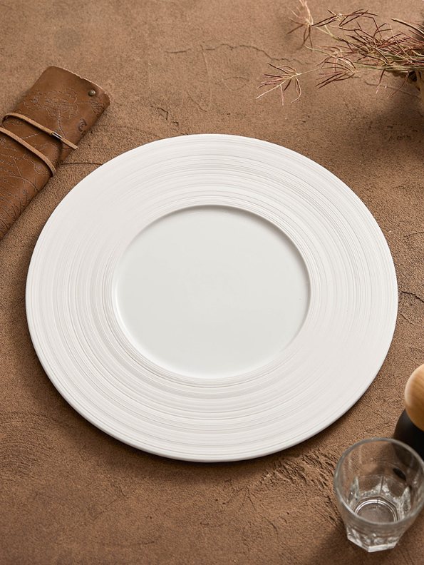 Wide-Rim Brushed Ceramic Plate – Elegant Flat Dish for Fine Dining
